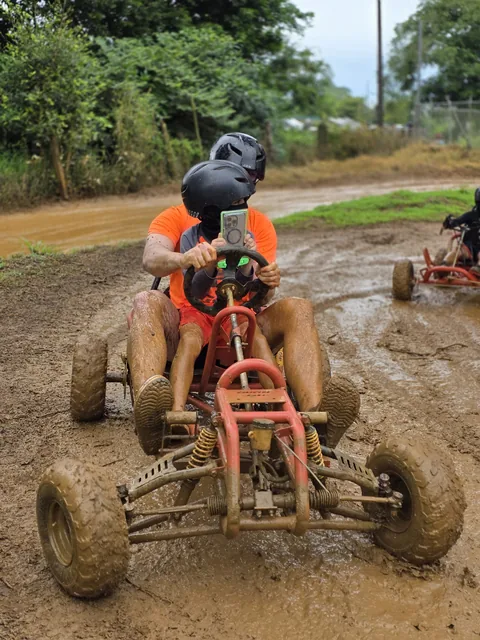 Piloto graba con su celular el recorrido desde el go kart mientras avanza por la pista embarrada