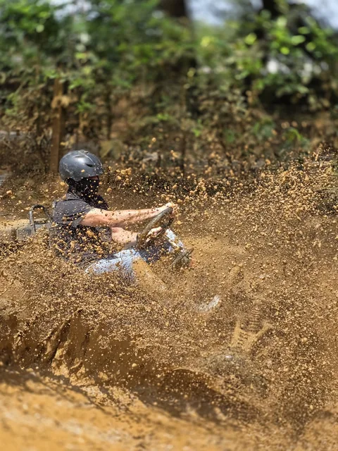 Salpicadura de lodo a alta velocidad durante una carrera de go karts off-road en Sarapiquí Race Park